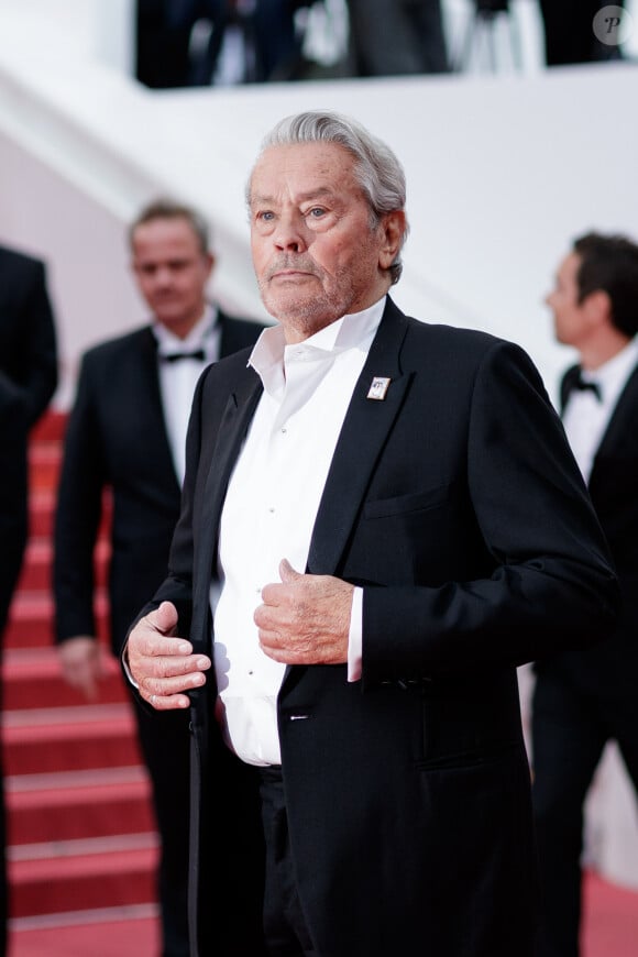 Alain Delon (avec un badge Paris Match d'une ancienne couverture du magazine titrant "Alain Delon, mes deux amours, Rosalie et Anouchka) - Montée des marches du film "A Hidden Life" lors du 72ème Festival International du Film de Cannes. Le 19 mai 2019 © Jacovides-Moreau / Bestimage