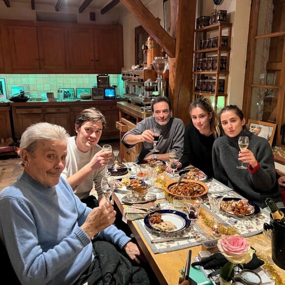 Alain Delon en famille pour Noël à Douchy, avec ses fils Anthony et Alain-Fabien et ses petites-filles Loup et Liv. Décembre 2023.