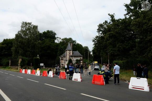 Illustration au domaine de Douchy après l'annonce de la mort de Alain Delon le 18 août 2024. L'acteur est mort ce dimanche 18 août au domaine de la Brûlerie, dans le Loiret, sa propriété depuis plus de cinquante ans. Il comptait s'y faire enterrer avec ses chiens. 