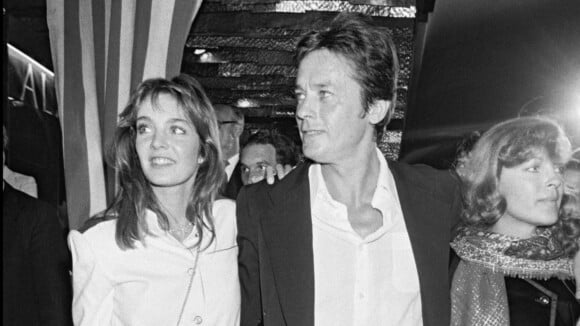 "J'avais 20 ans, et toi presque 50" : Anne Parillaud réagit à la disparition d'Alain Delon, son "premier amour"