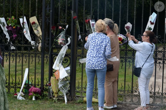 Illustration au domaine de Douchy après l'annonce de la mort de Alain Delon le 18 août 2024.