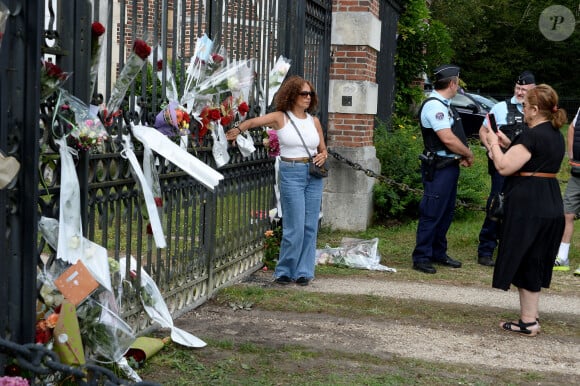 En attendant, les hommages à l'extérieur de Douchy se succèdent
Illustration au domaine de Douchy après l'annonce de la mort de Alain Delon le 18 août 2024.