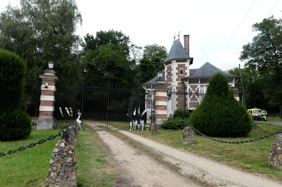 Illustration au domaine de Douchy après l'annonce de la mort de Alain Delon le 18 août 2024.