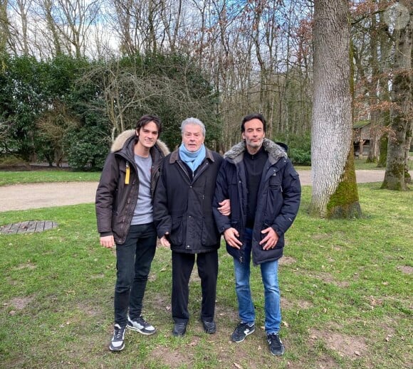 Exclusif - Alain Delon avec ses fils Anthony et Alain-Fabien Delon le jour de son anniversaire le 8 novembre 2021 à Douchy, France. © Anthony Delon via Bestimage