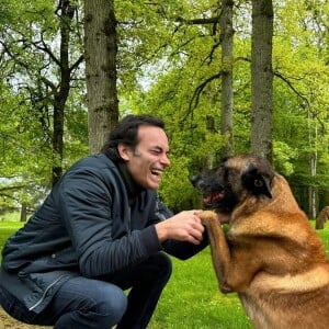 Photo de Loubo, le chien d'Alain Delon, avec Anthony Delon.