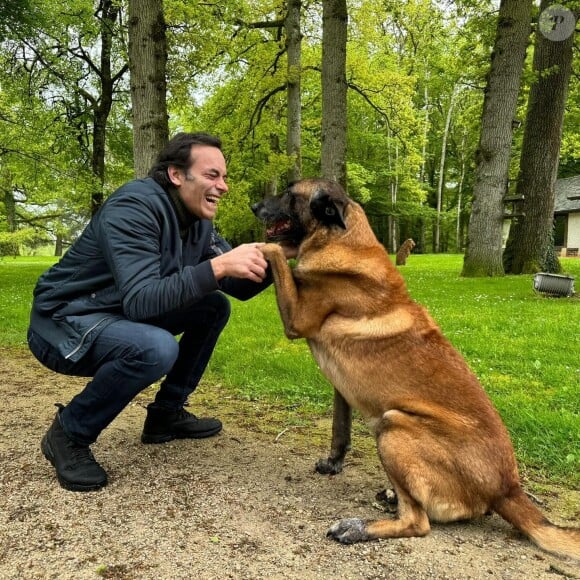 Photo de Loubo, le chien d'Alain Delon, avec Anthony Delon.