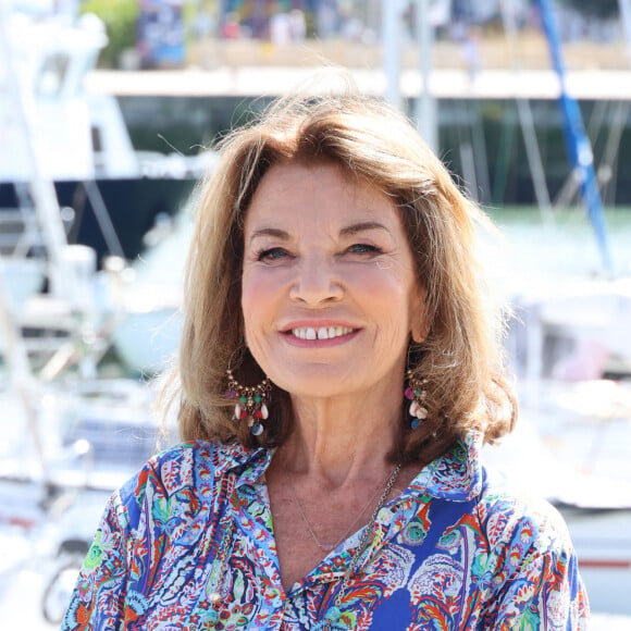 Ancienne partenaire de jeu d'Alain Delon, Nicole Calfan a évoqué sa première rencontre avec l'ancienne compagne de l'acteur à Douchy
Nicole Calfan lors du photocall de la série "Tout cela je te le donnerai"de la 25ème édition du Festival de la fiction de la Rochelle, France, le 15 septembre 2023. © Denis Guignebourg/BestImage