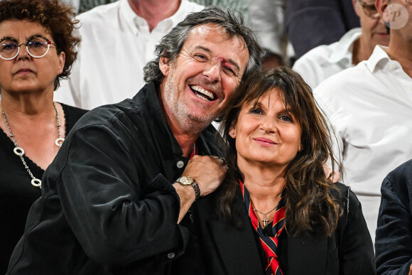 Des malfaiteurs avaient tenté d'entrer dans son domicile de Neuilly-sur-Seine avant d'être mis en fuite par le fils de la star.
Jean-Luc Reichmann et sa femme Nathalie Lecoultre en tribunes lors de la finale de rugby Top 14 opposant le Stade Toulousain Rugby (Toulouse) au Stade Rochelais (La Rochelle) au Stade de France à Saint-Denis, Seine Saint-Denis, le 17 juin 2023. Toulouse a gagné 29-26. © Matthieu Mirville/Bestimage