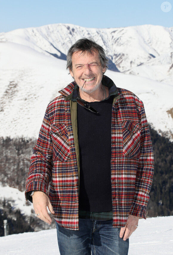 Jean-Luc Reichmann découvre la station de Luchon et rencontre de jeunes skieurs. Il présente sa série " Leo Mattéi, brigade des mineurs" lors de la 25ème Edition du Festival TV de Luchon, France. Le 4 Fevrier 2023. © Patrick Bernard / Bestimage  