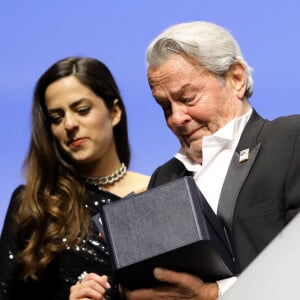 Alain Delon (avec un badge Paris Match d'une ancienne couverture du magazine titrant "Alain Delon, mes deux amours, Rosalie et Anouchka) et sa fille Anouchka (Robe Elie Saab) - Remise de la Palme d'Honneur à Alain Delon lors du 72ème Festival International du Film de Cannes. © Jacovides-Moreau / Bestimage 