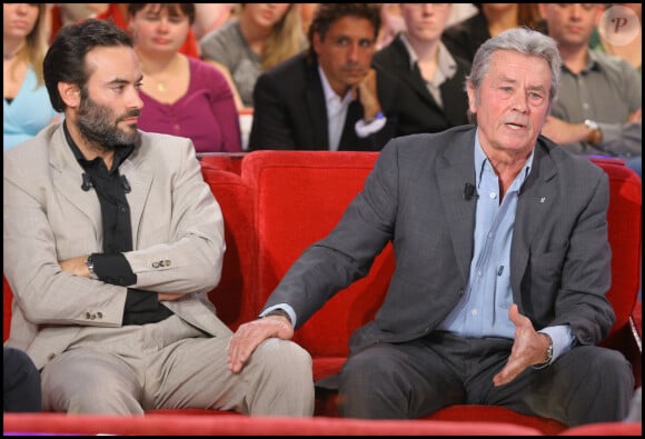 Alain Delon et son fils aîné Anthony Delon. dans l'émission Vivement dimanche © Guillaume Gaffiot/bestimage