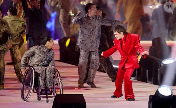 Christine and the Queens, Redcar, Héloïse Adélaïde Letissier lors de la cérémonie d'ouverture des jeux paralympiques Paris 2024 place de la Concorde à Paris le 28 août 2024. © Jacovides / Perusseau / Bestimage  Opening ceremony of the Paris 2024 Paralympic Games at Place de la Concorde in Paris on 28 August 2024 