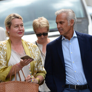 Paul Belmondo et sa femme Luana - Mariage de Claude Lelouch à la mairie du 18ème à Paris. Le 17 juin 2023