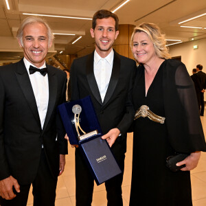 Victor Belmondo, qui a reçu un Espoir Award, entouré par ses parents Paul et Luana durant la soirée de clôture du 20eme Monte Carlo Film Festival de la Comédie, au Grimaldi Forum à Monaco. Le 29 avril 2023. © Bruno Bebert / Bestimage