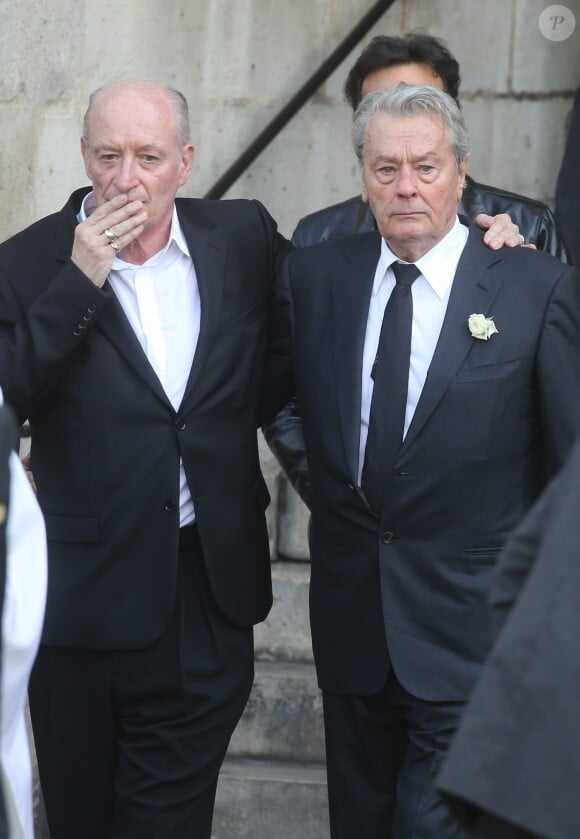 Pascal Desprez, Alain Delon - Sorties des obsèques de Mireille Darc en l'église Saint-Sulpice à Paris. Le 1er septembre 2017 