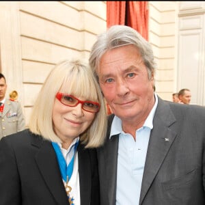 C'était à l'hôpîtal alors que Mireille Darc souffrait d'une perte de mémoire
Exclusif - Mireille Darc, Alain Delon - Cérémonie de remise des insignes de commandeur de l'ordre nationale du mérite à Mireille Darc au palais de l'Elysée le 21 avril 2010.