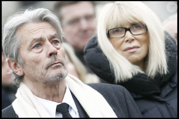 Alain Delon et Mireille Darc - Obsèques de Georges Cravenne au cimetière du Montparnase à Paris le 14 janvier 2009.