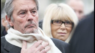 Alain Delon a brisé une deuxième fois le coeur de Mireille Darc après son accident cérébral, scène marquante à l'hôpital