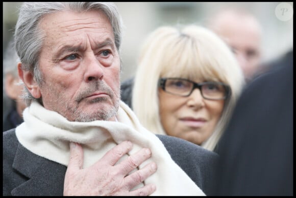 Alain Delon et Mireille Darc ont formé un couple mythique
Alain Delon et Mireille Darc - Obsèques de Georges Cravenne au cimetière du Montparnase à Paris.