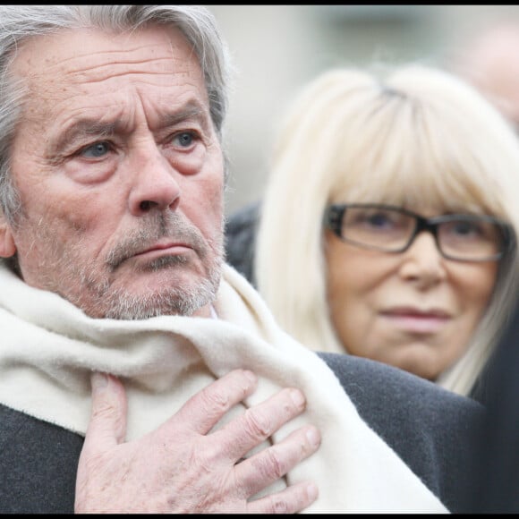 Alain Delon et Mireille Darc ont formé un couple mythique
Alain Delon et Mireille Darc - Obsèques de Georges Cravenne au cimetière du Montparnase à Paris.