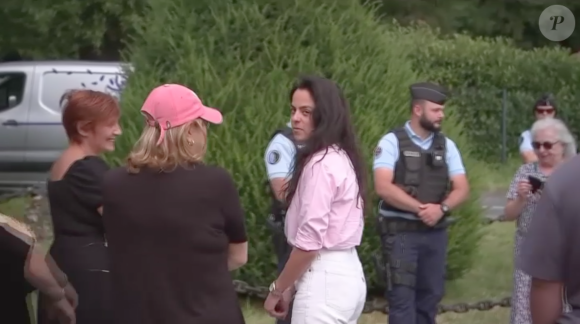 Anouchka Delon a fait une apparition devant le portail de La Brûlerie à Douchy.