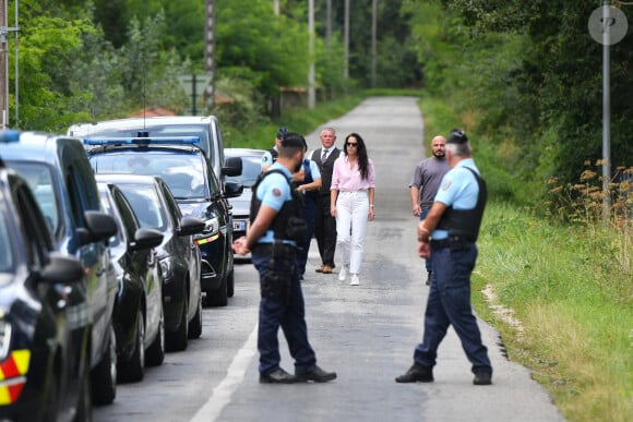 Anouchka Delon, la fille d'Alain Delon, se rend devant le portail de La Brûlerie à Douchy, où s'est éteint son père. Mercredi 21 août 2024.