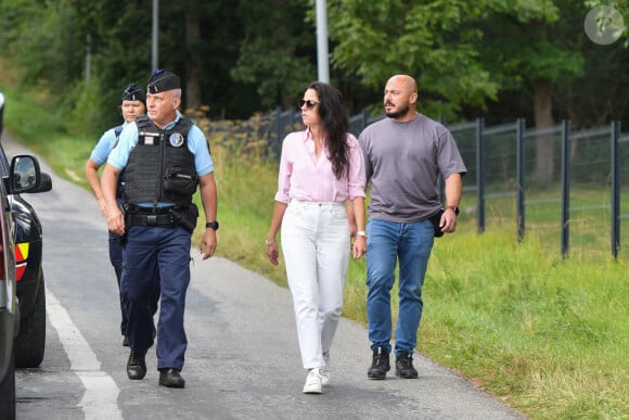 Anouchka Delon, la fille d'Alain Delon, se rend devant le portail de La Brûlerie à Douchy, où s'est éteint son père. Mercredi 21 août 2024.