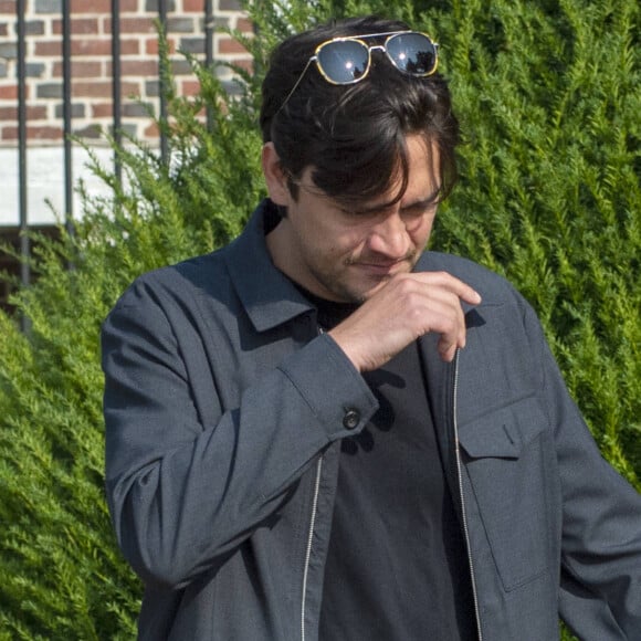 Alain-Fabien Delon très ému devant le portail de Douchy où son père Alain Delon est mort le 18 août 2024.