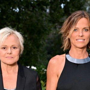 Elle a été vue sortant de la propriété en voiture avec sa compagne au volant, mouchoir à la main et yeux embués.
Muriel Robin et sa femme Anne Le Nen - 10ème édition du Gala de Charité de Patrick Mouratoglou à l'Académie Mouratoglou à Biot Sophia Antipolis, le 23 juin 2024.© Bruno Bebert/Bestimage