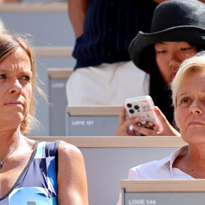 Anne Le Nen et sa femme Muriel Robin- Célébrités assistent à la victoire de Novak Djokovic face à Carlos Alcaraz lors de la finale de tennis des Jeux Olympiques de Paris 2024 (JO) sur le cour Philippe Chatrier à Roland Garros, à Paris, France, le 4 Aout 2024. © Jacovides-Perusseau/Bestimage