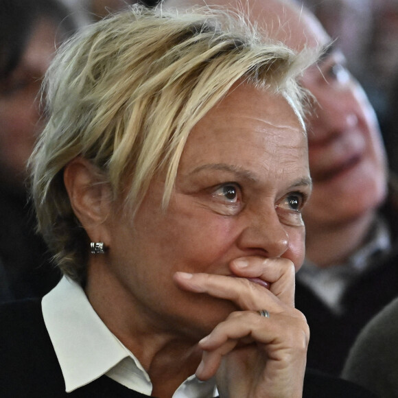 Amie de longue date d'Alain Delon, Muriel Robin a du mal à cacher sa peine suite à sa disparition.
Muriel Robin - Les célébrités rendent un dernier hommage au comédien Roger Louret en la salle du Magre à Monclar. © Thierry Breton / Panoramic / Bestimage