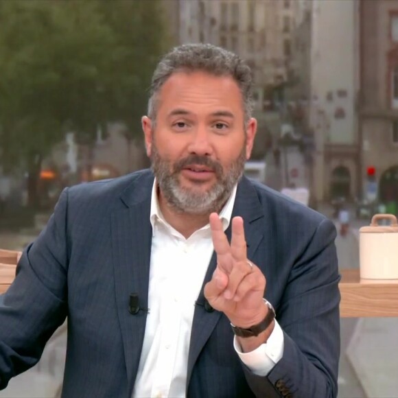 Bruce Toussaint a annoncé que Christophe Beaugrand proposerait deux nouvelles chroniques cette saison dans "Bonjour !" sur TF1
Bruce Toussaint sur le plateau de "Bonjour !"