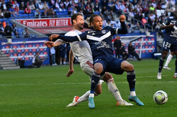 Damien Da Silva (lyon) vs Sekou Mara (bordeaux) - Match de Ligue 1 Uber Eats "Lyon - Bordeaux (6-1)" au Groupama Stadium, le 17 avril 2022.