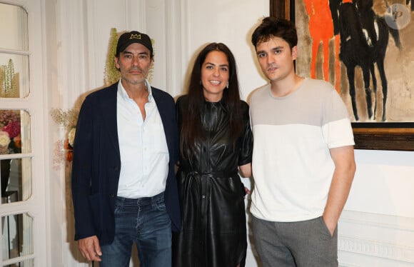 Exclusif - Anthony Delon, Anouchka Delon et Alain-Fabien Delon au cocktail à l'issue de la conférence de presse pour la vente de la collection Alain Delon chez Bonhams Cornette de Saint Cyr à Paris le 19 juin 2023. © Coadic Guirec/Bestimage 