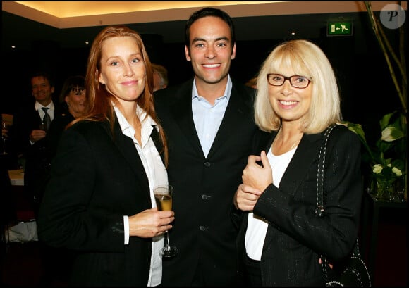 Anthony Delon, Sophie Clérico et Mireille Darc - Maître Dominique Warluzel a été élevé au rang de chevalier de la légion d'honneur par Jean Piat dans les salons de Christies à Paris