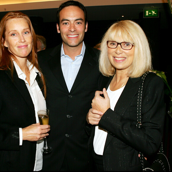 Anthony Delon, Sophie Clérico et Mireille Darc - Maître Dominique Warluzel a été élevé au rang de chevalier de la légion d'honneur par Jean Piat dans les salons de Christies à Paris