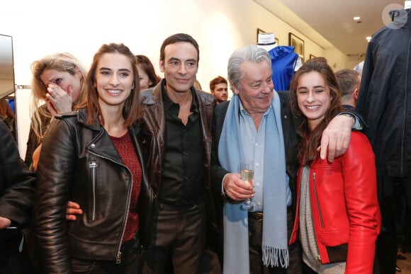 Exclusif - Alain Delon avec ses petites filles Loup et Liv et son fils Anthony Delon - Lancement de la marque de vêtements de cuir "Anthony Delon 1985" chez Montaigne Market à Paris. Le 7 mars 2017 © Philippe Doignon / Bestimage 