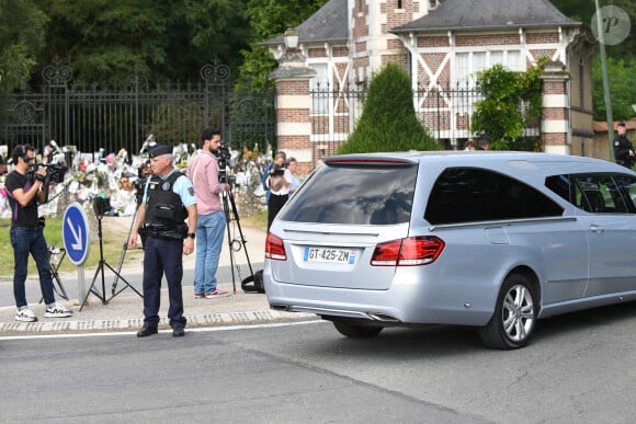 Arrivée du cercueil dans le corbillard à la propriété de Douchy-Montcorbon à quelques heures des obsèques d'Alain Delon le 24 août 2024. 