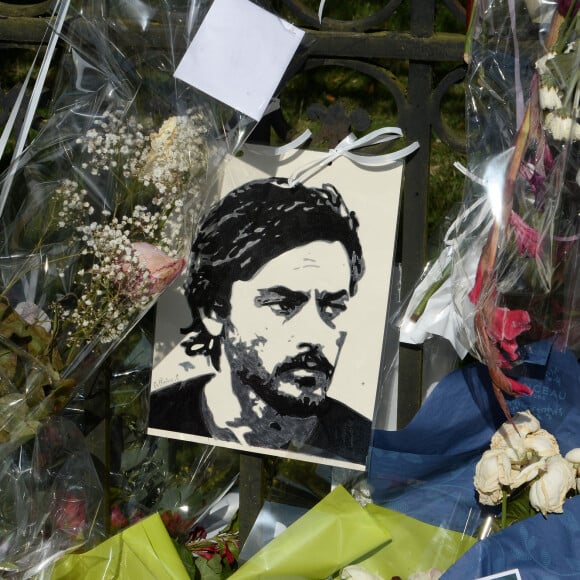 Fleurs et messages déposés par les fans devant la propriété d'Alain Delon à quelques heures des obsèques de l'acteur qui auront lieu dans la chapelle à l'intérieur de sa propriété à Douchy-Montcorbon le 24 août 2024. 