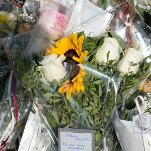 Fleurs et messages déposés par les fans devant la propriété d'Alain Delon à quelques heures des obsèques de l'acteur qui auront lieu dans la chapelle à l'intérieur de sa propriété à Douchy-Montcorbon le 24 août 2024. 