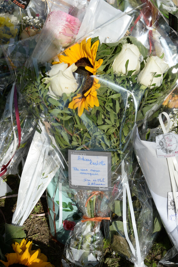 Fleurs et messages déposés par les fans devant la propriété d'Alain Delon à quelques heures des obsèques de l'acteur qui auront lieu dans la chapelle à l'intérieur de sa propriété à Douchy-Montcorbon le 24 août 2024. 