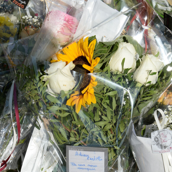 Fleurs et messages déposés par les fans devant la propriété d'Alain Delon à quelques heures des obsèques de l'acteur qui auront lieu dans la chapelle à l'intérieur de sa propriété à Douchy-Montcorbon le 24 août 2024. 