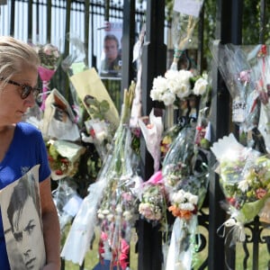 Fleurs et messages déposés par les fans devant la propriété d'Alain Delon à quelques heures des obsèques de l'acteur qui auront lieu dans la chapelle à l'intérieur de sa propriété à Douchy-Montcorbon le 24 août 2024.