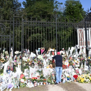 Les hommages se multiplient devant l'entrée de la maison de Alain Delon à Douchy le 22 août 2024. 