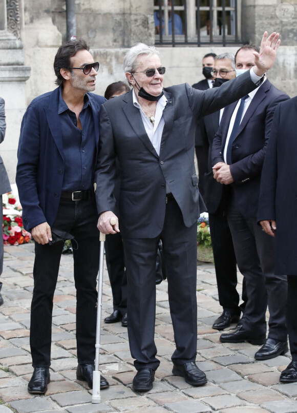 Alain Delon et son fils Anthony - Obsèques de Jean-Paul Belmondo en l'église Saint-Germain-des-Prés, à Paris le 10 septembre 2021. © Cyril Moreau / Bestimage 