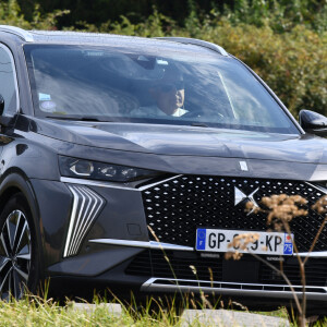 La voiture de Rachida Dati - Les invités à la sortie de la propriété de Douchy-Montcorbon après les obsèques d'Alain Delon le 24 août 2024. 