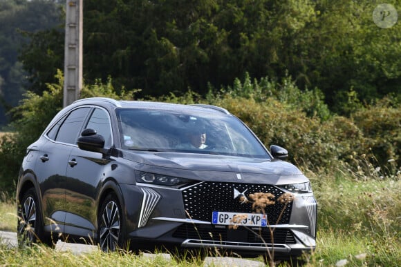 La voiture de Rachida Dati - Les invités à la sortie de la propriété de Douchy-Montcorbon après les obsèques d'Alain Delon le 24 août 2024. 