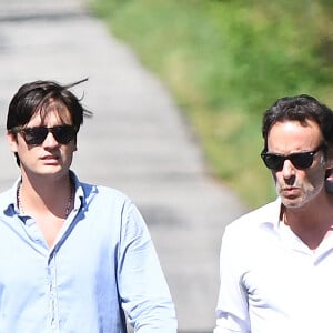 Anthony Delon et son demi-frère Alain-Fabien découvrent les hommages devant les grilles de la propriété de Douchy, quelques heures avant les obsèques de leur père, A.Delon, le 24 août 2024. Décédé le 18 août 2024, l'acteur a rendu son dernier souffle, entouré des siens dans sa propriété de Douchy, où il sera inhumé, le 24 août 2024 vers 17 heures dans une chapelle, construite il y a une vingtaine d'années.