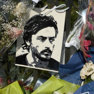 Alain Delon est mort à l'âge de 88 ans
Fleurs et messages déposés par les fans devant la propriété d'Alain Delon à quelques heures des obsèques de l'acteur qui auront lieu dans la chapelle à l'intérieur de sa propriété à Douchy-Montcorbon le 24 août 2024. 