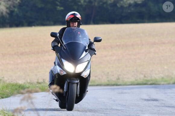 Paul Belmondo en scooter - Les invités à la sortie de la propriété de Douchy-Montcorbon après les obsèques d'Alain Delon le 24 août 2024. 